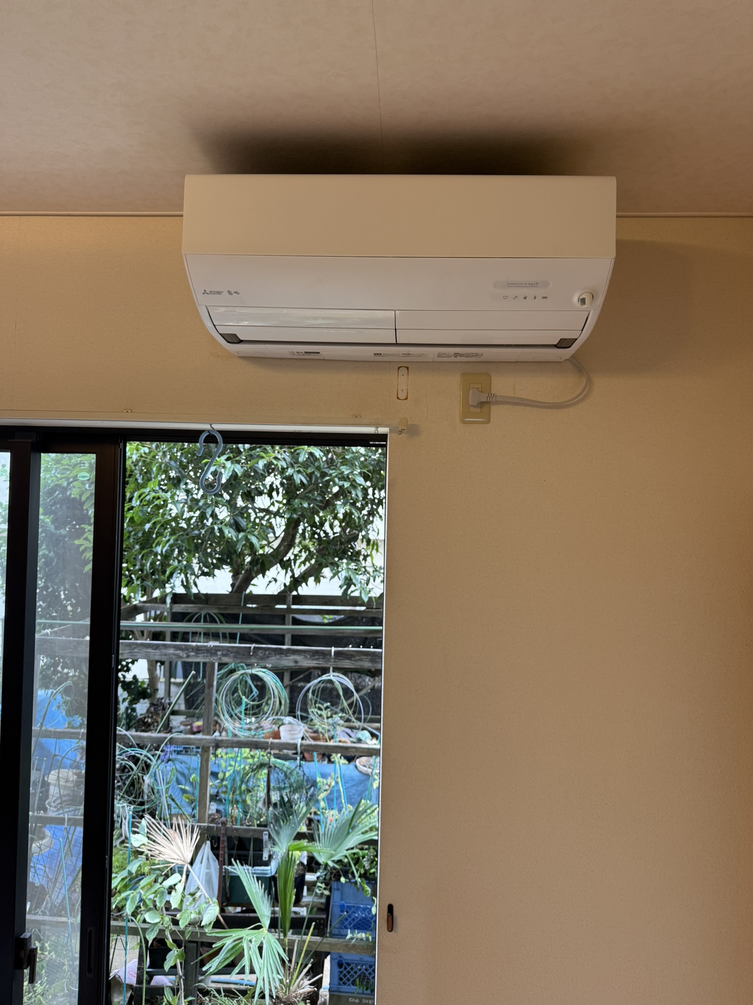 荒川区で行ったエアコン交換工事の室内機施工例。窓上へ設置した室内機の仕上がり。