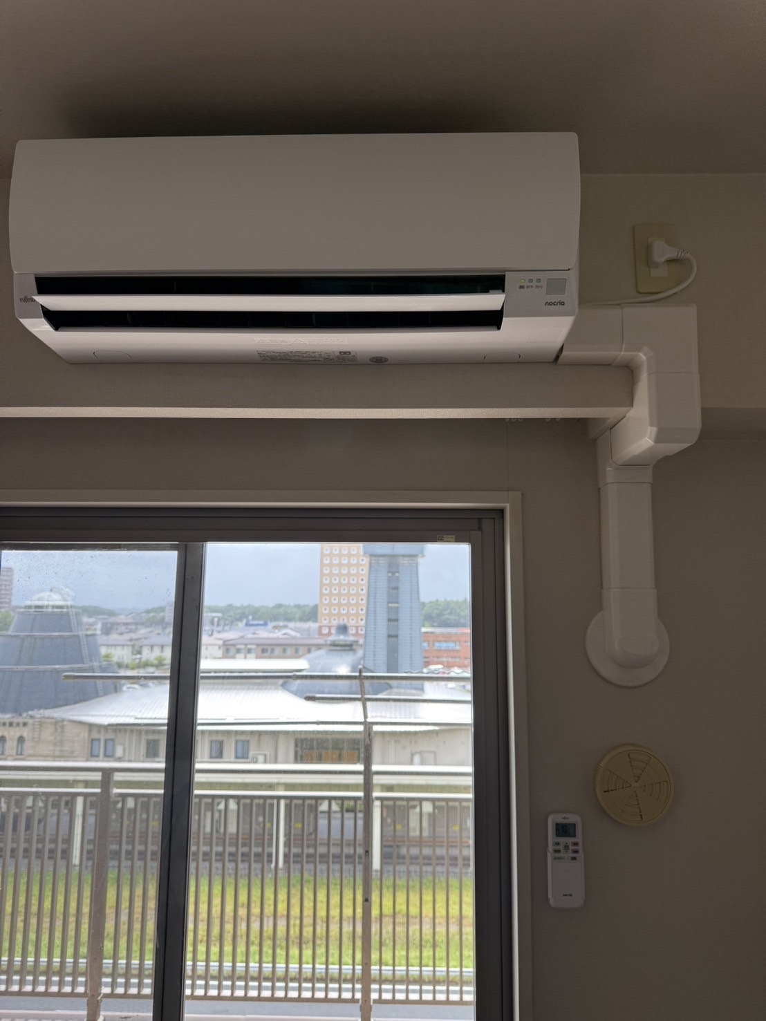 荒川区で行ったエアコン交換工事の室内機施工例。室内配管カバーで見た目を整えた仕上がり。