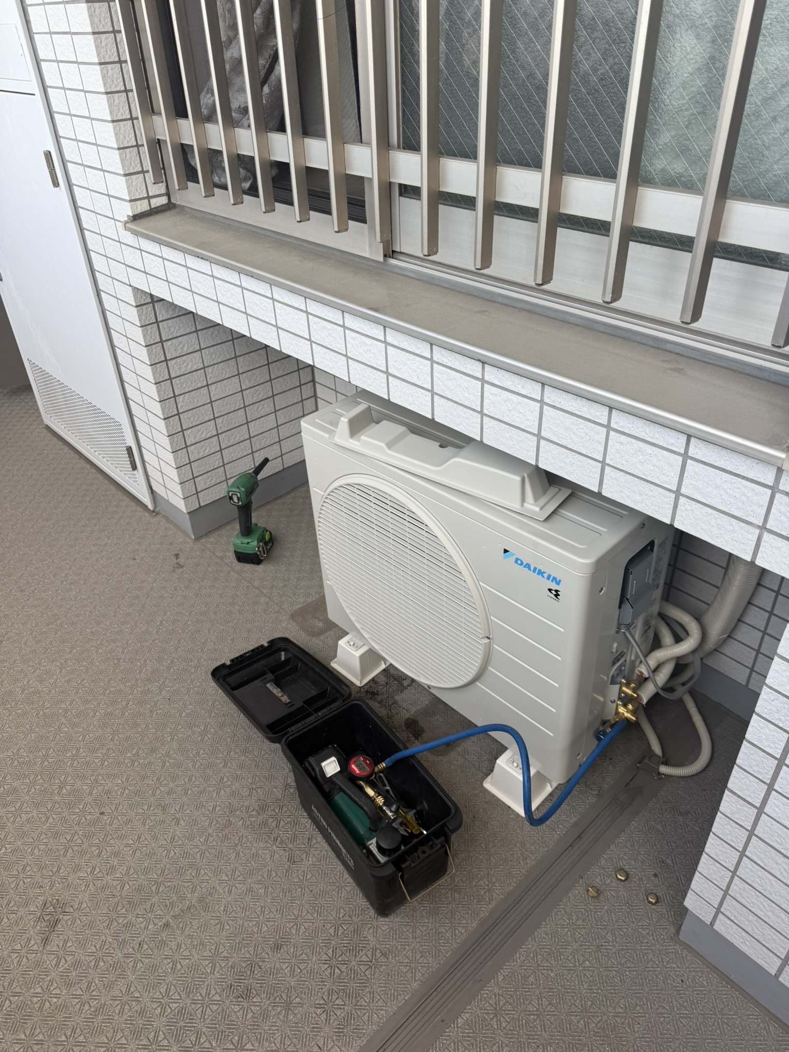 荒川区で行ったエアコン交換工事の室内機施工例。リビング壁面へ設置した例。