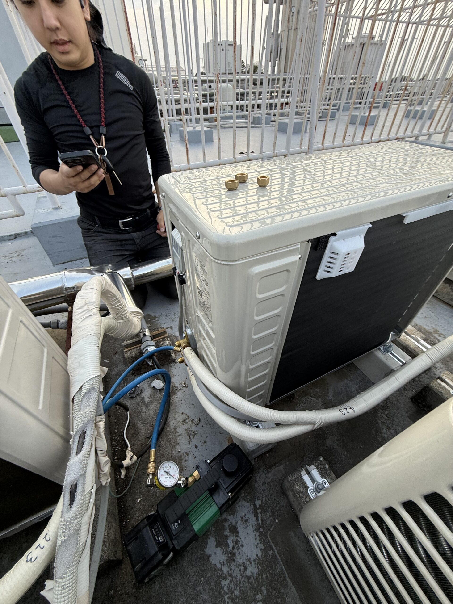 足立区のエアコン工事｜真空引き作業の様子