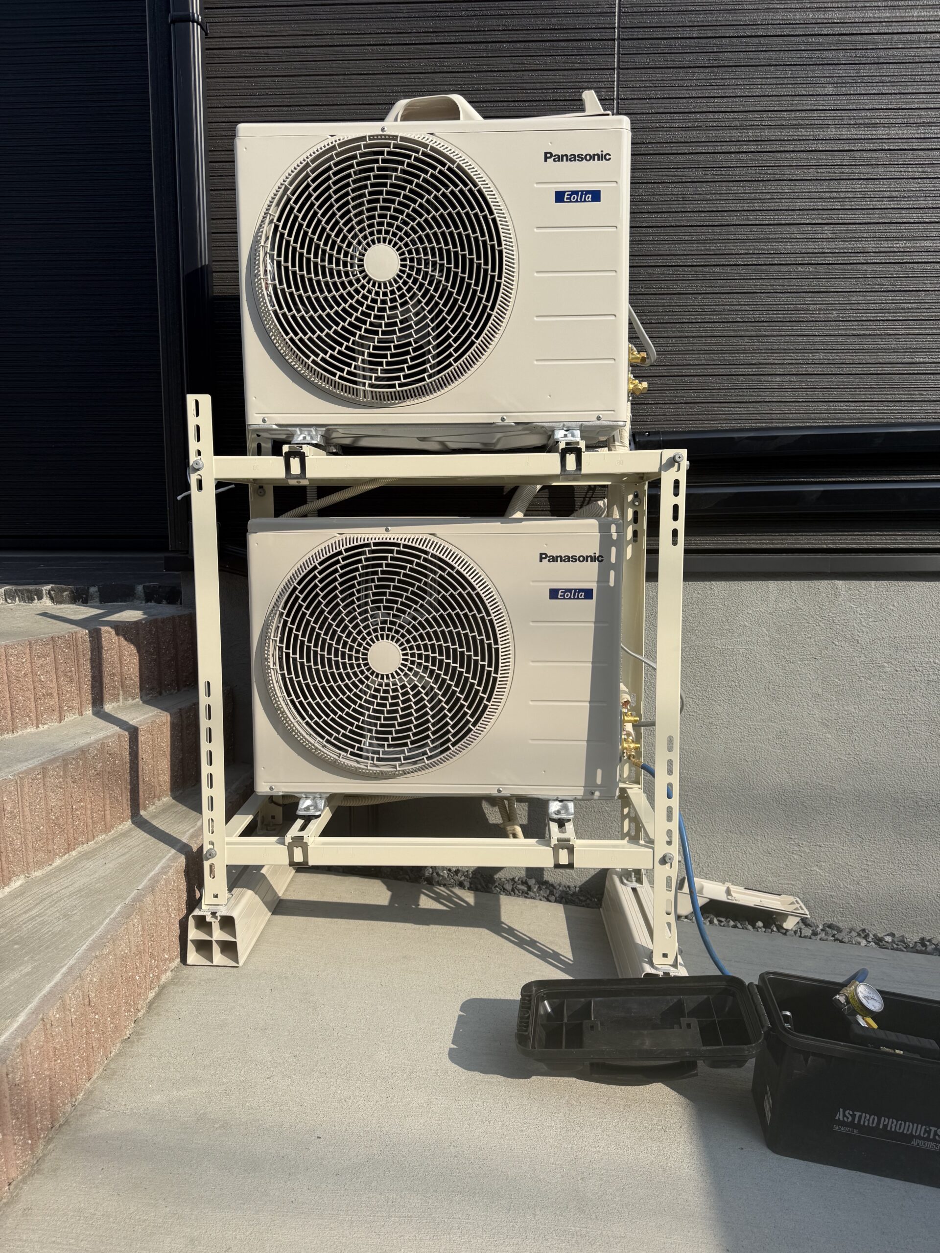 足立区のエアコン工事｜戸建て2台取り付け・室外機2段架台設置