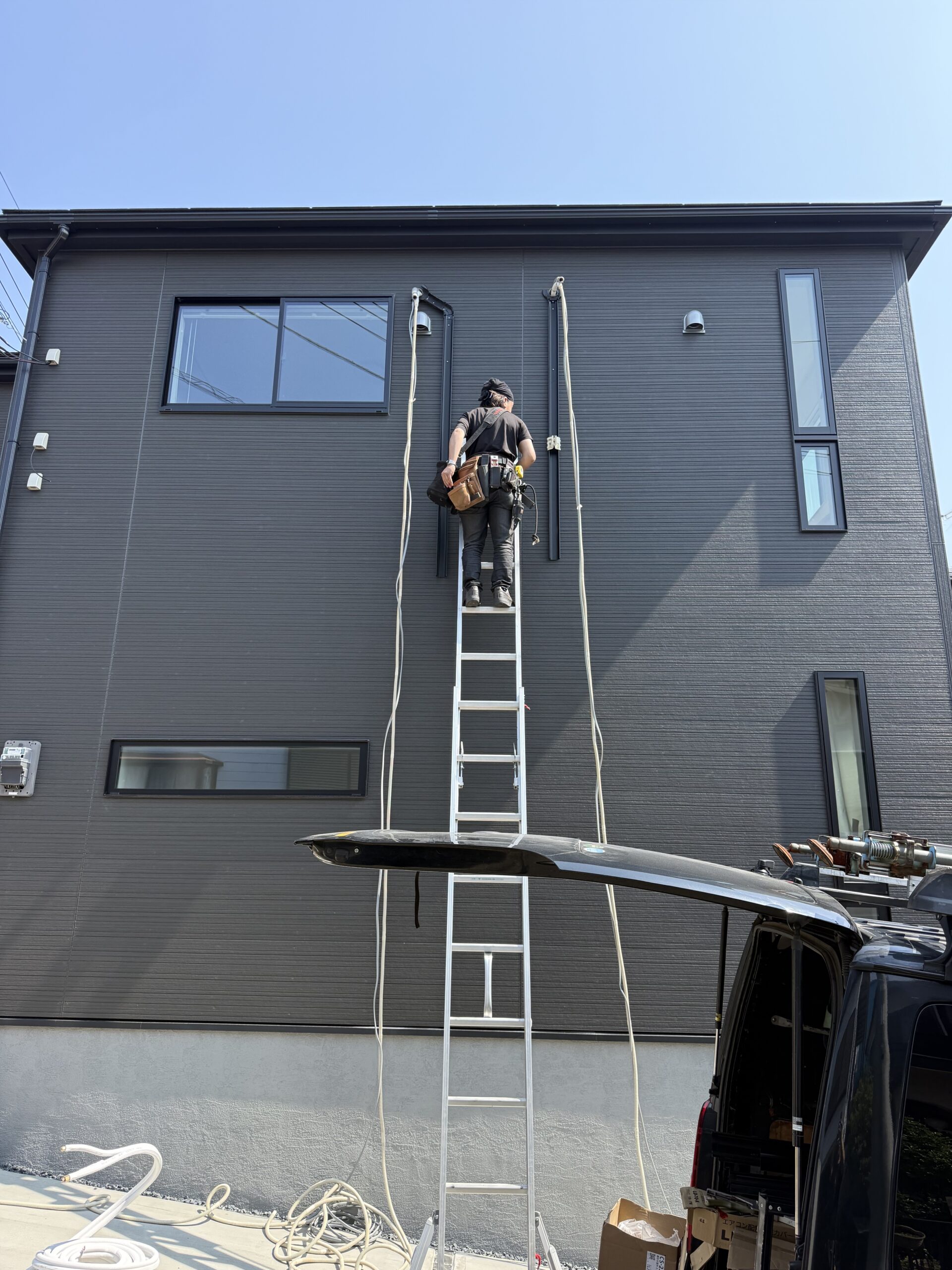 足立区のエアコン工事｜戸建て2階から1階への配管工事