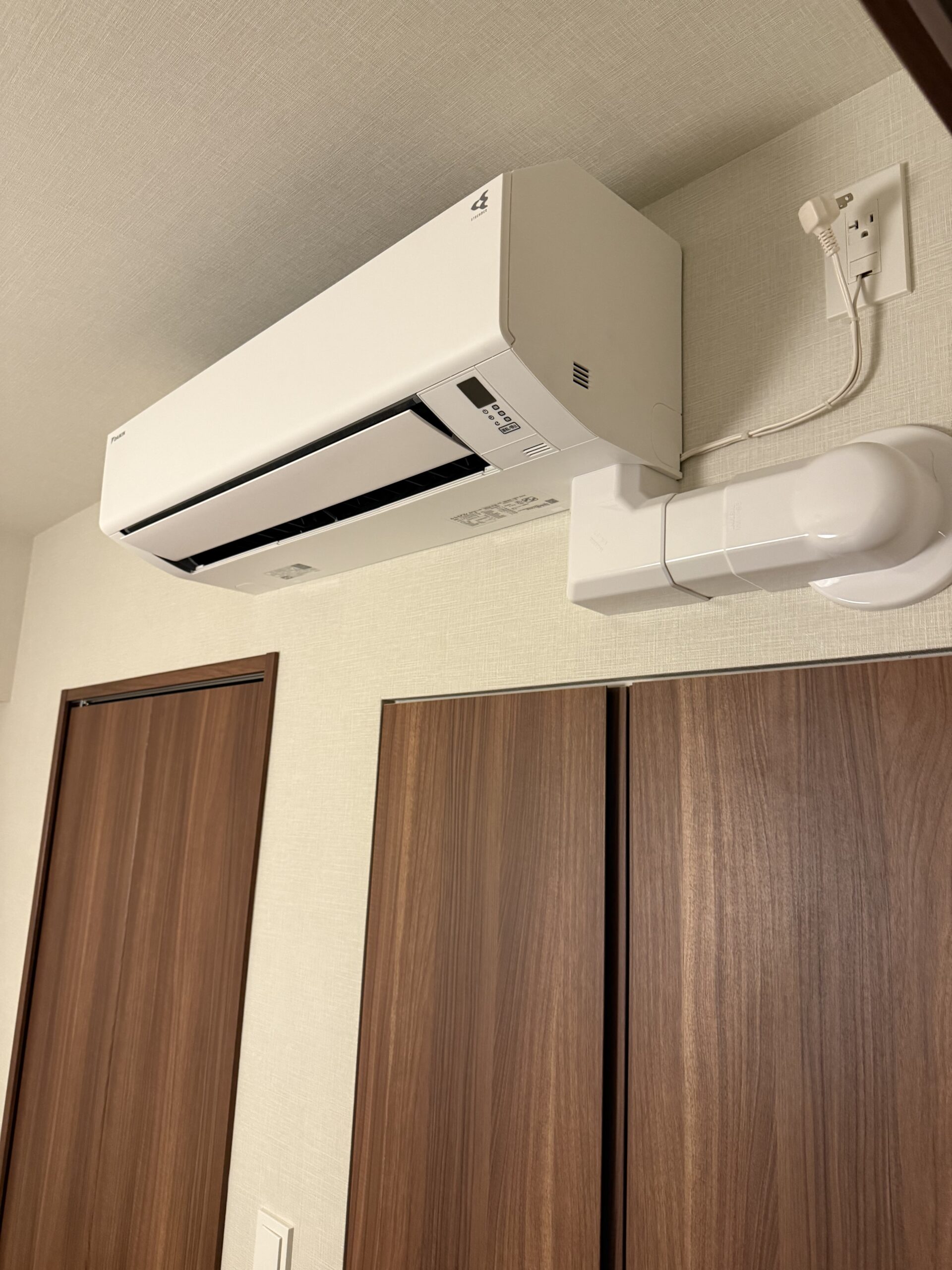 カバー仕上げと先行隠ぺい配管に対応したエアコン工事