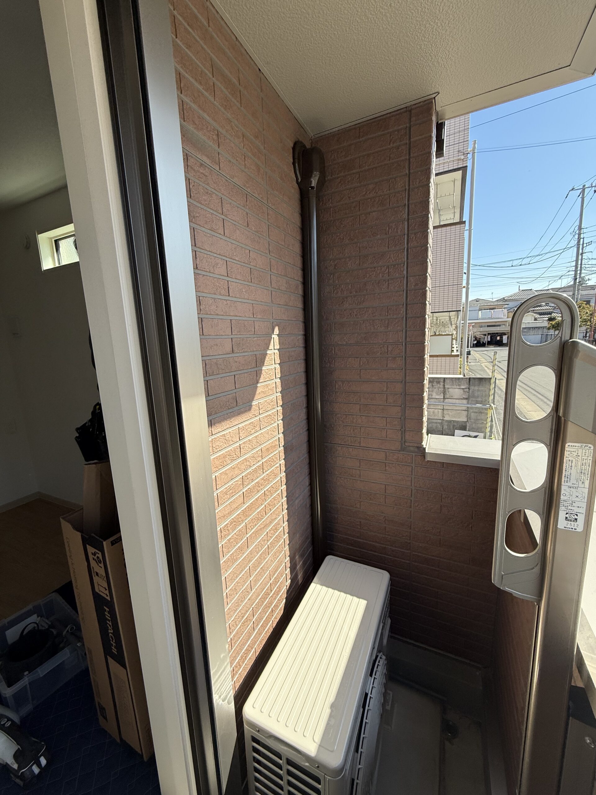 江戸川区のベランダで室外化粧カバーを使用したエアコン工事