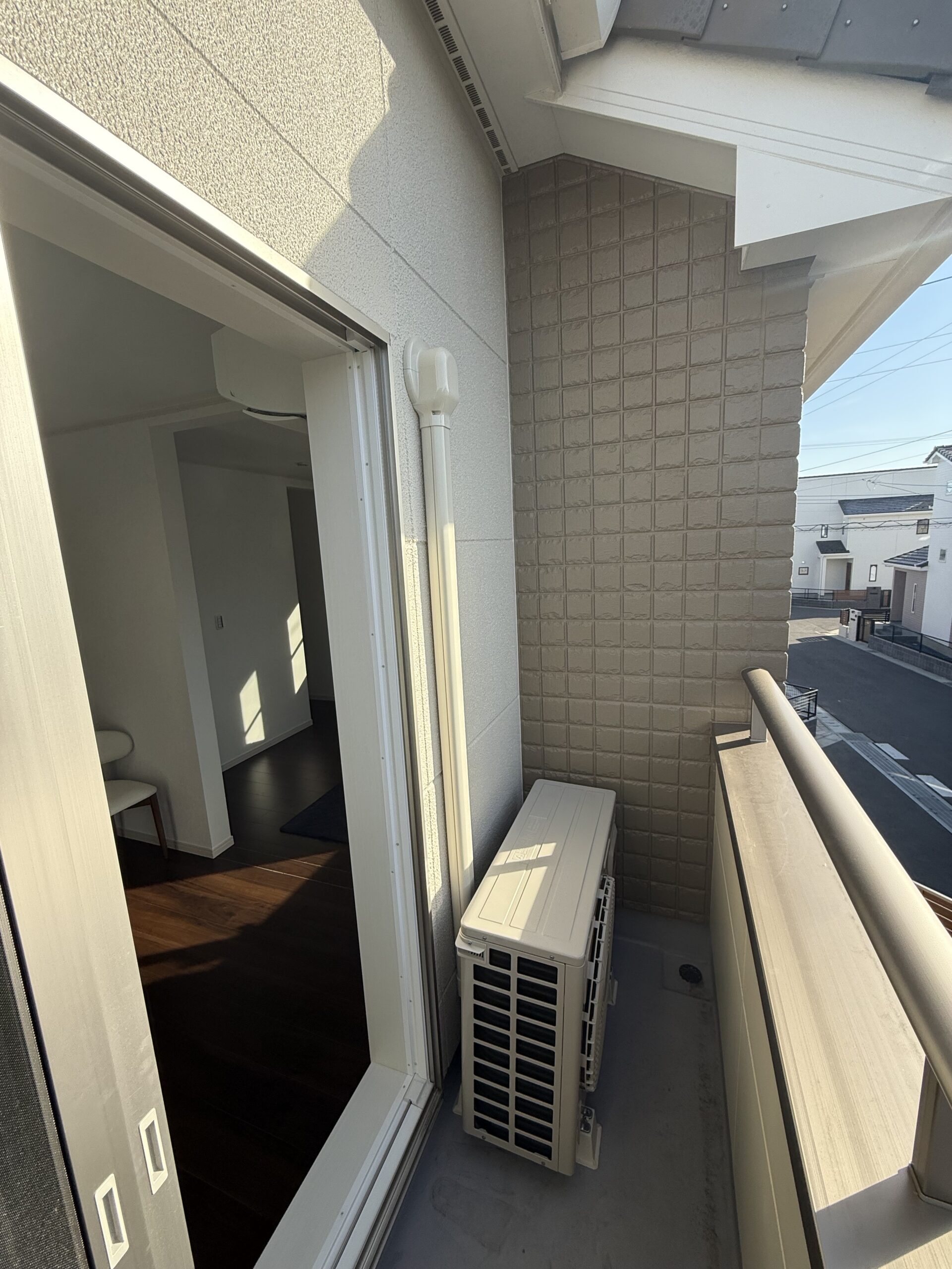 江戸川区の小さなベランダに室外機を設置したエアコン工事